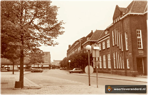 Ook hier zijn de lage huisjes verdwenen om plaats te maken voor een verbrede Van Berlostraat. Het rechts gelegen scholencomplex van de zusters Ursulinen zal in de jaren negentig ook gesloopt worden om plaats te maken voor winkels en apparte