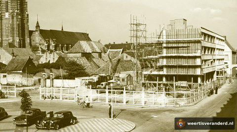 In de jaren vijftig werd de Nieuwe Markt aangelegd tussen de Molenstraat en de Van Berlostraat. We kijken hier op de achterzijden van de huizen aan de Langstraat. Het pand van warenhuis Paquay is in aanbouw. De WILMA heeft rechts op de hoek