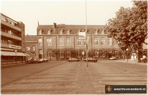 Links bevindt zich warenhuis Paquay en in het midden zien we enkele schoolgebouwen van het Ursulinencomplex. Op de Nieuwe Markt mag nog geparkeerd worden.