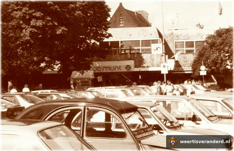 De Nieuwe Markt met de ingang van winkelcentum de Munt.