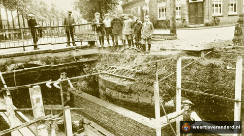 In 1921 moest de brug over de gracht tussen Maasstraat en Maaspoort verbreed worden. Men stuitte toen op de fundamenten van het oude bastion van de stadspoort. Op de hoek het nog herkenbare pand van café De Tramhalt.