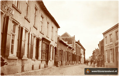 Links op de hoek Markt/Maasstraat was hotel De Hemel gevestigd. In het café vooraan rechts is nu de winkel van SOLO. In het witte pand achteraan links woonde later dokter Vranken en daarnaast aan de linkerkant de jeneverstokerij van de fami
