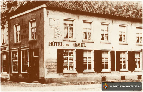 Hotel de Hemel op de hoek van de Markt met de Maasstraat. De zonnewijzer op de gevel dateert uit de 18e eeuw, maar reeds in 1625 was er sprake van een zonnewijzer. Nu is hier een fotozaak gevestigd.