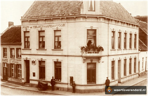 Het Post- en Telegraafkantoor in volle glorie. Let op het fraaie postkarretje van de postbode. In 1918 verhuisde het postkantoor naar de Stationsstraat en werden in dit pand winkels gevestigd. Ernaast was één van de vele café’s die de stad