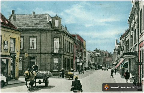Op de hoek van de Maasstraat was een Vivo-winkel gevestigd. Deze was van de familie Kneepkens.