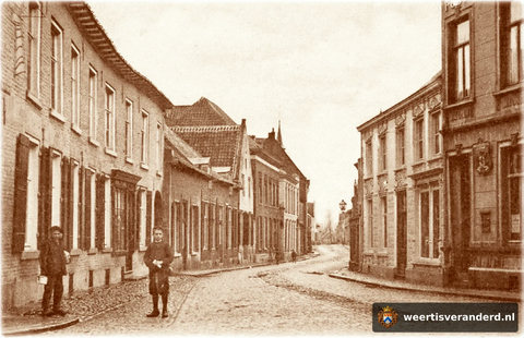 De straat is nog geplaveid met kinderkopjes. De mode voor jongens was een plusfoursbroek, “drollenvanger” genaamd.