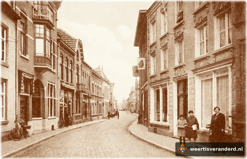 De lage en oude huisjes zijn verdwenen en staan er enkele fraaie huizen ontworpen door architect Rouleau, een leerling van Berlage. In het midden van de straat aan de linkerkant zien we de nog bestaande gevels van de huizen van Mathijsen en