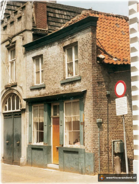 Een pandje uit de 18e eeuw. In 1760 woonde hier een landmeter en voor en na de oorlog de familie Götzen. In de jaren tachtig werden de gevels gerestaureerd.