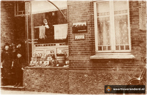 De winkel met grossierderij van Wullem en Nelleke Nouwen in de Maasstraat. Afgebroken in 1973 t.b.v. de uitbreiding van JacobsKoppers.