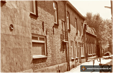 Het begin van de Kromstraat gezien vanaf de Maasstraat. Hier was slagerij Poell en woonhuis van de familie.