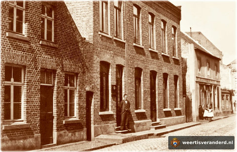 Verdwenen panden in de Maasstraat. Ter oriëntatie: in het pand uiterst links is tegenwoordig de winkel van Coenen-Saes gevestigd. Er zijn nog geen doorlopende trottoirs.