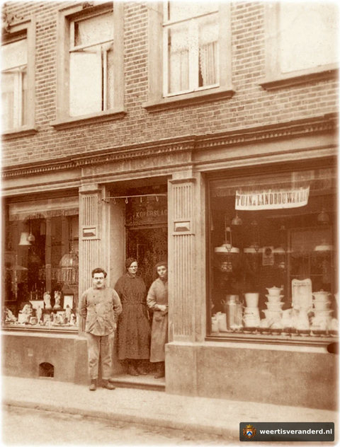 Het pand van de winkel en Gawalobedrijf Coenen-Saes in 1924.