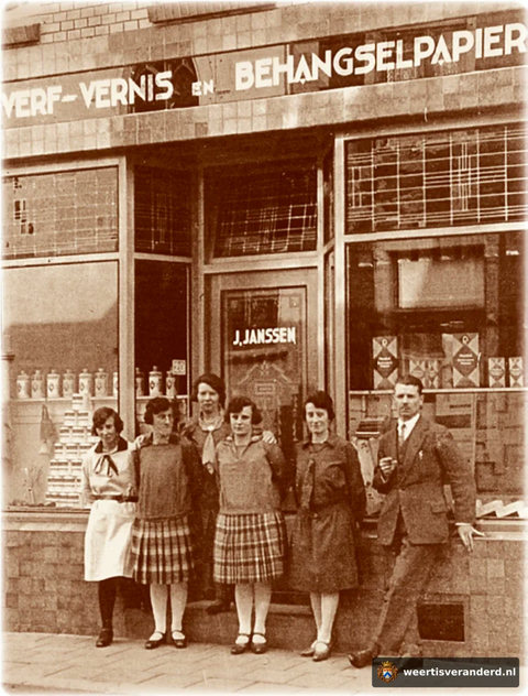 De schilderswinkel van Sjang Janssen (Boone Sieke) in de Maasstraat.