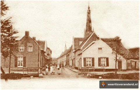 Gezien vanaf de Maaspoort kijken we over de brug over de stadgracht richting Markt. De Tramhalt is er nog niet. Op de plaats van het witte huisje rechts was later banketbakkerij Cornelissen gevestigd.