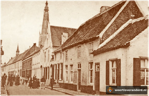 Een fraai plaatje van de Maasstraat, gezien richting Markt. Het huisje rechts ligt op de hoek van de Maasstraat en de Singel.