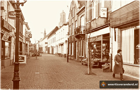 De Maasstraat als promenade. Rechts de groentewinkel van Van Asten en links café ’t Biekaer.