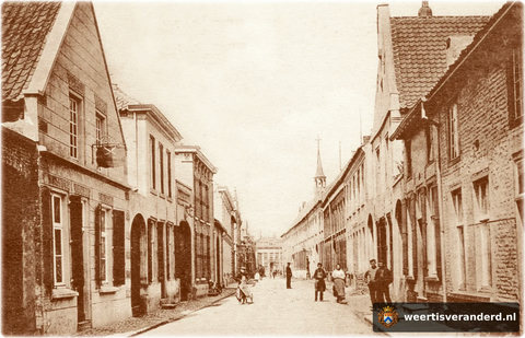 We blikken richting Markt en zien in het midden rechts het klooster van de Birgittinessen.
