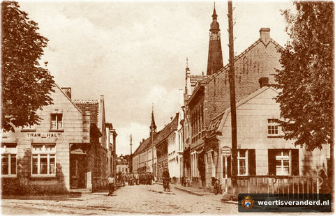Tijdens de Eerste Wereldoorlog waren er veel militairen in Weert. Er staat een groep midden in de straat. Let verder op de hoge telegraafmasten en de leuning van de brug over de gracht. Aan de Tramhalt is weinig veranderd.
