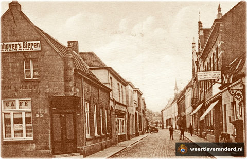 In de Tramhalte tapte men in die tijd een Van Vollenhoven’s biertje. De vertegenwoordiger voor Weert was Giel Saes uit de Beekstraat. Rechts verkocht Van Asten Weerter vlaatjes. Let op de fraaie brievenbus rechts op de hoek.
