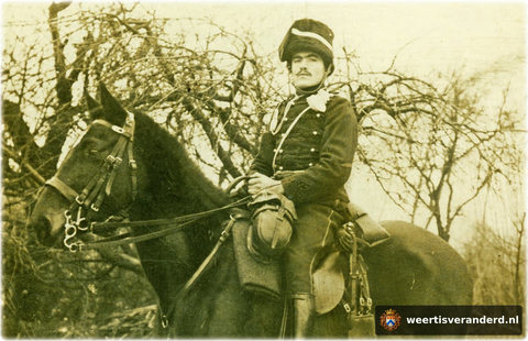 Huzaar Sjaak Vossen te paard