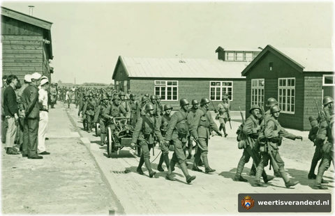 Soldaten nemen hun intrek in het barakkenkamp