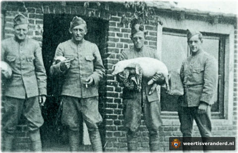 Soldaten voor de boerderij van Pleunis