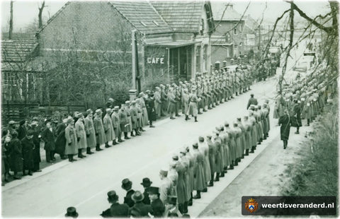De rouwstoet na het passeren van de stadsbrug