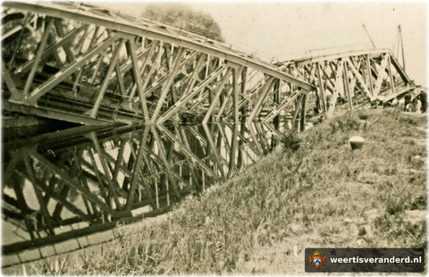 De opgeblazen spoorbrug