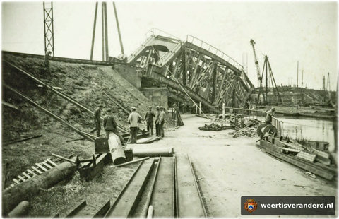 Opruimwerkzaamheden aan de spoorbrug