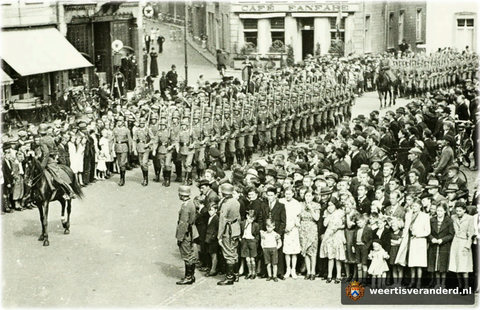 Duitse militaire parade op de Markt