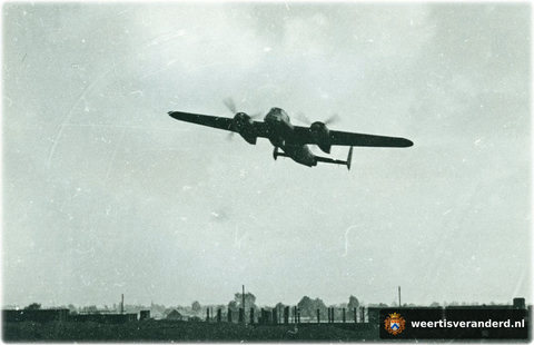 Mosquito boven het stationscomplex