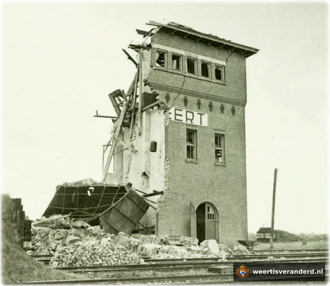 De opgeblazen watertoren op het NS-emplacement