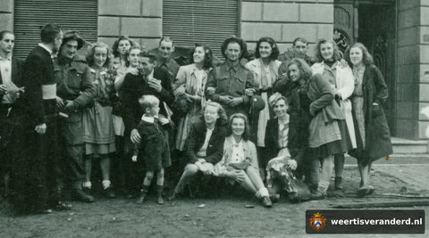 De bevrijders bij het woonhuis van de familie Beys