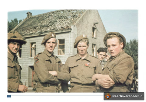 Soldaten van het Suffolk Regiment bij de stadsbrug