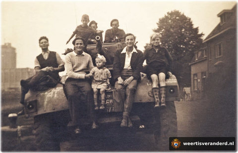 De familie Nijs op een Daimler pantserwagen