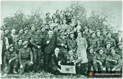 De familie Bergmans met soldaten van de A compagnie