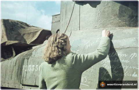 Trees Bergmans schrijft haar naam op een tank