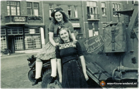 Louise en Mien Wolfs bij een halftrack