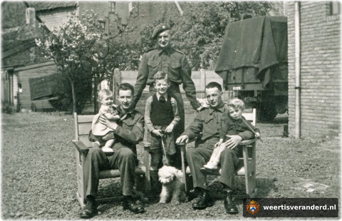 Engelse militairen bij beschuitbakkerij Poell