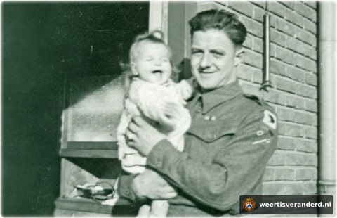 Marly Wulms op de arm van een Engelse militair