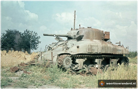 Een uitgeschakelde Shermantank bij Nederweert