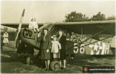 De familie Clement bij een Piper Cub