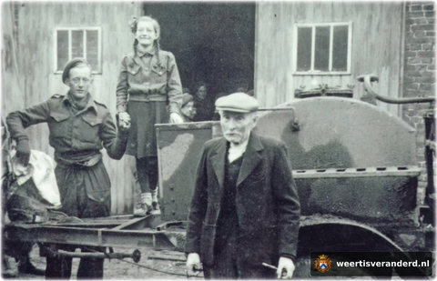 Een Engelse soldaat bij een tankwagen