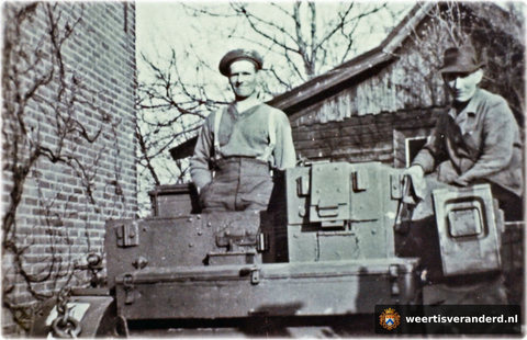 Bren-carrier van het Queens-Regiment aan de Laarderweg