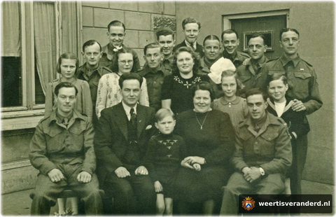 De familie Weekers met Britse soldaten