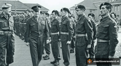 Eisenhower inspecteert Britse troepen in Weert