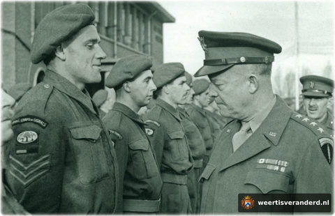 Eisenhower bij de inspectie van het 12e Corps