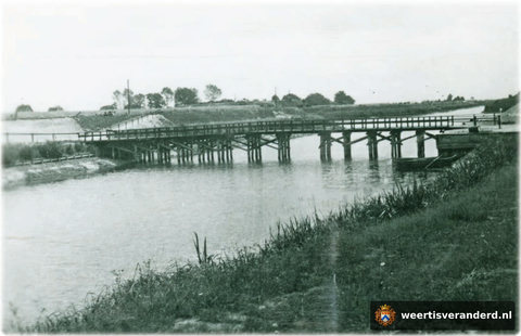 Noodbrug bij de loswal in Nederweert