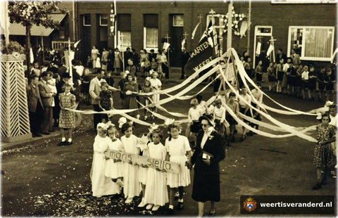 Bruidjes en meisjes in de processie