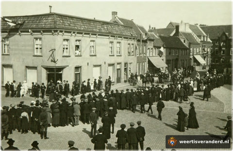 Optocht voor de onthulling van het Heilig Hartbeeld